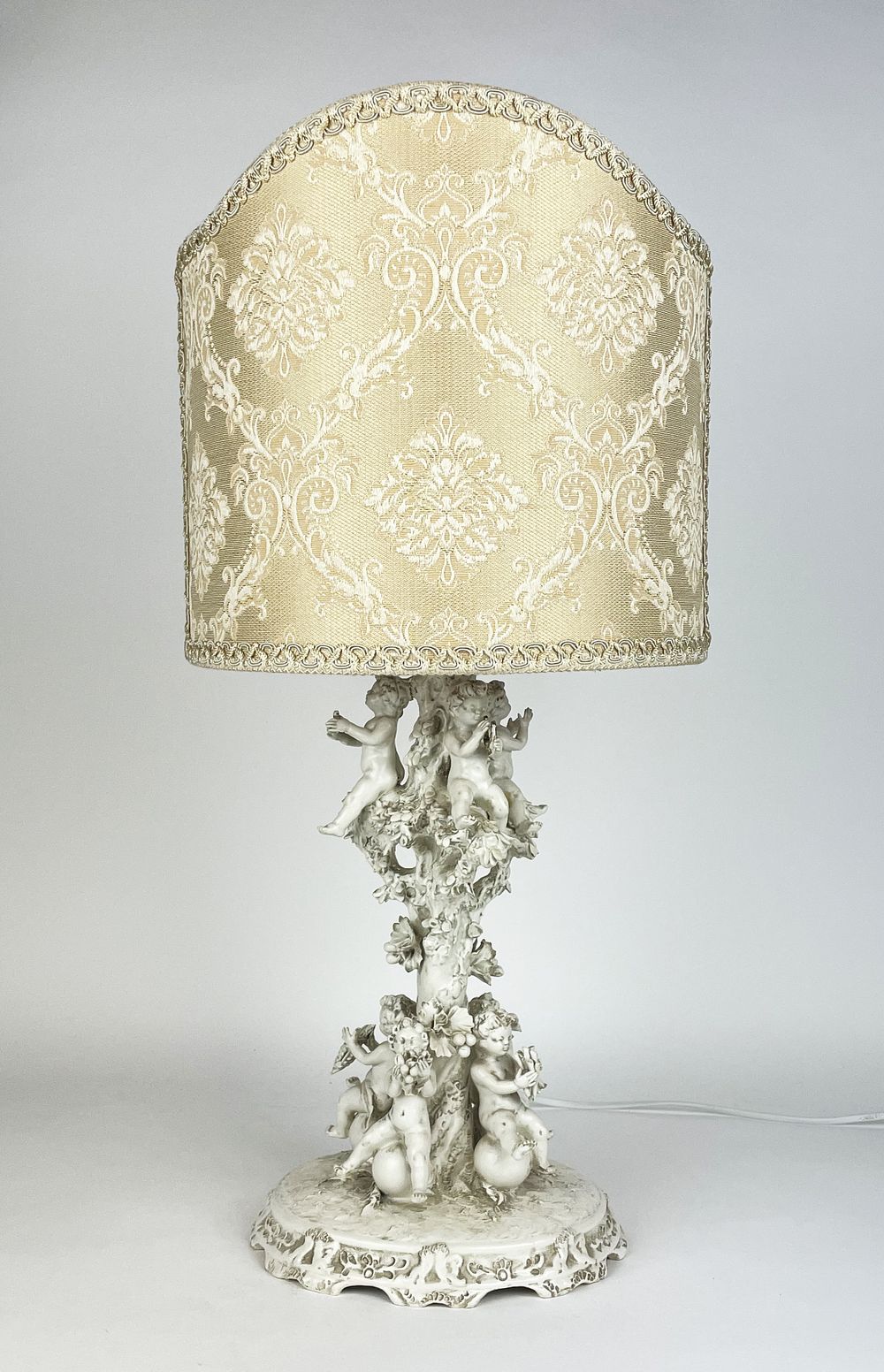 Capodimonte lacquered lamp, made by Mollica, second half of the 20th century, 
32 x 64 x 18 cm 