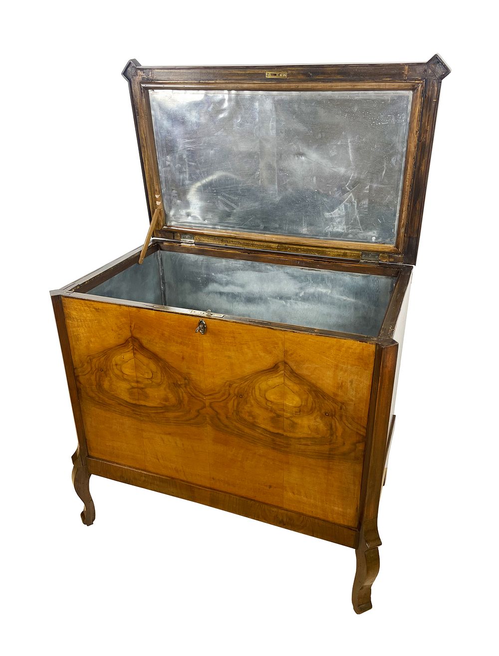 Icebox, 20th century, 
Antique icebox, veneered wood exterior, galvanized sheet metal interior 