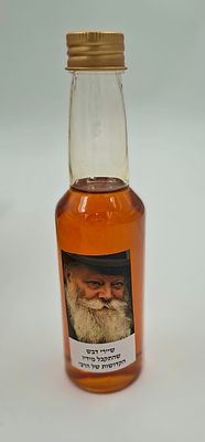 קופסת דבש מעורב בדבש שהתקבל מידיו הקדושות של הרבי קופסת פלסטיק מלאה ברובה בדבש, מעורב בדבש 