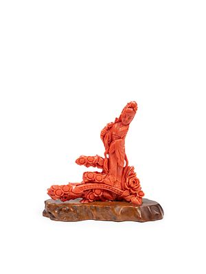 ☼A CORAL SCULPTURE. h cm 14,5 x l cm 13,5It depicts an elegantly dressed lady walking on a 