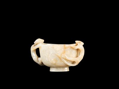 A JADE AND RUSSETT ‘QILONG’ LIBATION CUP. h cm 5,6 x l cm 12Oval-shaped is encircled by two 