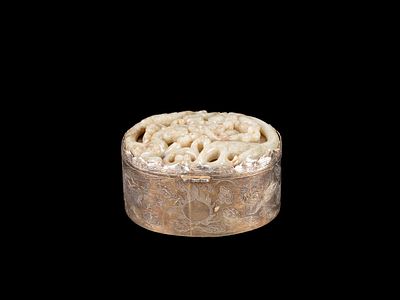 A SILVER BOX WITH A MOTTLED JADE PLAQUE AS COVER. h cm 5,8 x l cm 10,2The 800 silver box with a 