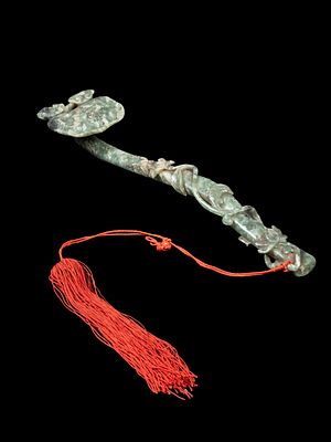 A MOTTLED JADE RUYI SCEPTER. l cm 31,2Carved in the form of a gnarled branch with a 