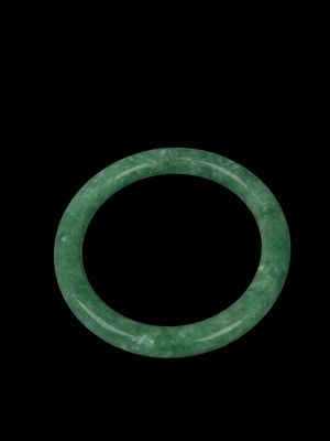 A JADEITE BANGLE. d cm 8,3Of cylindrical shape.19世纪 翠玉手镯