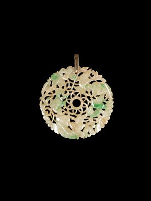 A CARVED OPENWORK JADEITE PENDANT. d cm 5,7Carved and pierced representing birds among foliate 