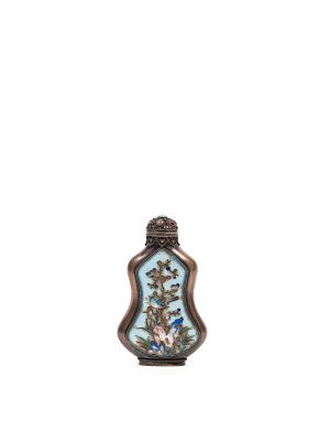 A SILVER AND ENAMEL DOUBLE GOURD SNUFF BOTTLE. h cm 6,6Finely decorated on both sides with a 