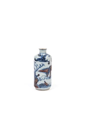 AN UNDERGLAZE BLUE AND COPPER-RED PORCELAIN SNUFF BOTTLE. h cm 12,5Finely painted with the 