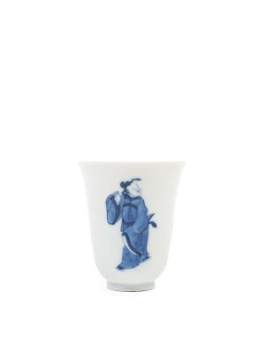 A BLUE AND WHITE PORCELAIN WINE CUP. h cm 7,5 x d cm 6,5Finely painted with a dancing figure and 