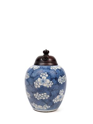 A BLUE AND WHITE PORCELAIN OVOID JAR. h cm 16,5Decorated with blossoming plum flowers on a 