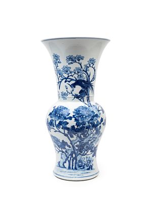 A LARGE YEN-YEN BLUE AND WHITE PORCELAIN VASE. h cm 54,2The body is finely decorated with a 
