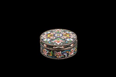 A SILVER AND ENAMEL PILL BOX, Russia, 19th century. h cm 2,8 x d cm 5,3.Hallmarked “MC” on the 