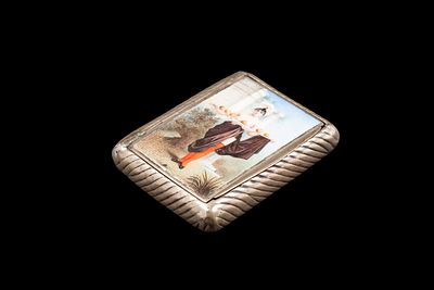 A SILVER AND ENAMEL CIGARETTE CASE, France, early 20th century. l cm 8,5 x p cm 6,5.Fluted body 