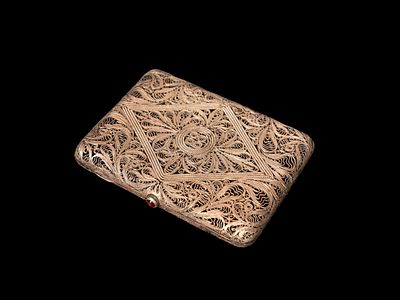 SILVER FILIGREE CIGARETTE CASE, Russia, early 20th century. l cm 10,3 x p cm 7,7.With a red 