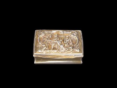 GOLD-PLATED SILVER BOX, Germany, 18th century. l cm 7,5 x p cm 5,5.The finely embossed lid 