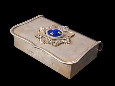 SILVER AND ENAMEL BOX, Sweden, 20th century. l cm 13,5 x p cm 9.Rectangular in shape, engraved 