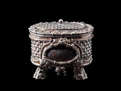 SCATOLA PORTAGIOIE IN ARGENTO,. h cm 13,5 x l cm 16,7.Oval and domed in shape, it rests on four 
