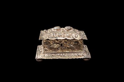 SILVER JEWELLERY BOX, Hanau, late 19th century. h cm 9,5 x l cm 16 x p cm 13.Embossed and 