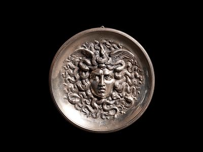 SILVER PLATE, Naples, 20th century. d cm 19,2.Finely embossed and engraved with a jellyfish 