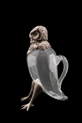 GLASS AND SILVER JUG IN THE SHAPE OF AN OWL, Late 19th / early 20th century. h cm 29 x l cm 