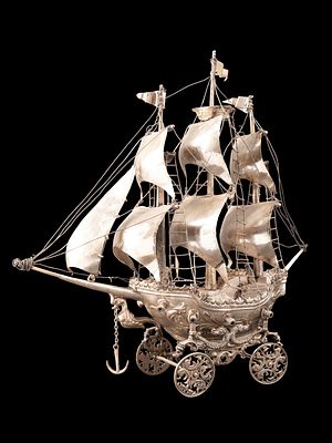 SILVER BOAT, Hanau, late 19th century. h cm 34 x l cm 33.Embossed, chiselled and engraved. Net 
