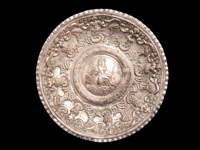 A SILVER PRESENTATION PLATE , Vienna, early 19th century. d cm 32.Chased and embossed with 