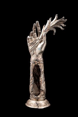 ANTHROPOMORPHIC SILVER RELIQUARY IN THE SHAPE OF AN ARM, Tuscan workshop, 18th century. h cm 36 