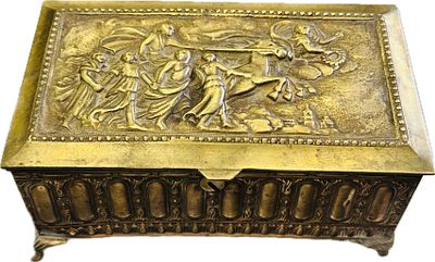 קופסאות תכשיטים עשויה ברונזה מעוטרת בעיטורי עבודת יד תוצרת אנגליה דרוש החלפת ריפוד פנימי מידות 