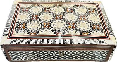 קופסת תכשיטים עבודת דמשק משובצת באם הפנינה ומרופדת מבפנים מידות 7*26*16 ס"מ