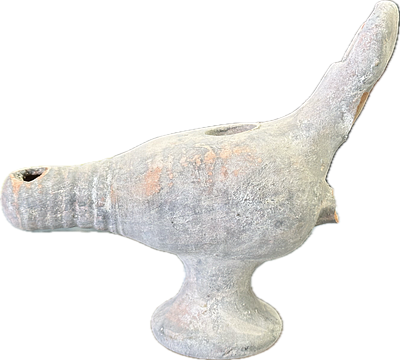 נר חרס מקדימה מגן דוד ככל הנראה הידית נשברה ולכן יש חוסר