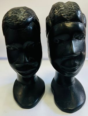 לוט שני ראשים של דמויות אפריקאים