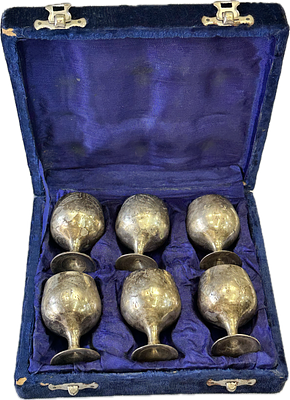 שישה גביעים עשויים נחושת מצופים ככל הנראה בכסף נתונים התוך קופסה מרופדת