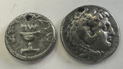 שני מטבעות ככל הנראה רפליקה עם חורים ככל הנראה שימשו כתליון