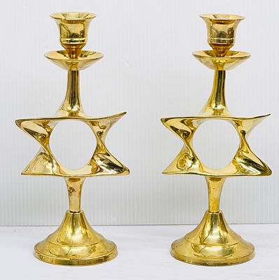 זוג פמוטים פליז במרכז דוגמת מגן דוד