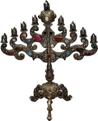 חנוכייה טורקמנית. גדולה ומיוחדת במינה מושובצת אבני חן. וחלקי פילגרם משקל כ3.900 גרם גובה 65 ס״מ 