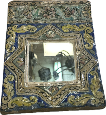 אריח קרמיקה פרסי. מצויר בעבודת יד במרכז יד מראה