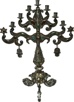 מנורה טורקמנית ענקית עבודת יד משובצת באבני חן רבים ובחלקי פיליגרם בצדדים יש שני מגיני דוד ושני 