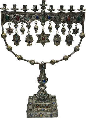 חנוכייה טורקמנית ענקית משובצת בעשרות אבני חן מהממים משלל גוונים ןמעוטרצ בחלקי פיליגרם. במרכז 