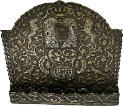 חנוכיית גב מכסף מעוטרת בארוחות ציפורים לוחות הברית ומנורה קטנה במרכז
