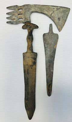לוט שני חרבות וראש גרזן עתיקים מברונזה אורל בין 18 ל26 ס״מ