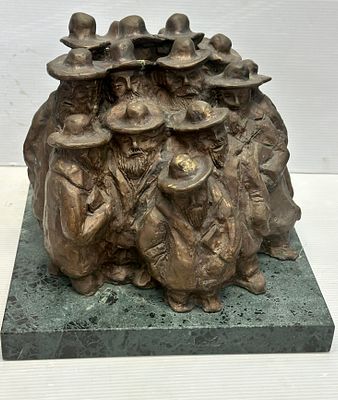פריט יודאיקה רבנים מתאספים לרגל והיו עיניך רואות את מוריך. עשוי ברונזה בסיס שיש. של האומן חיים אשורי