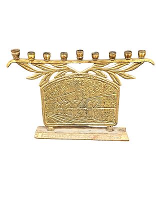חנוכיית ברזל עתיקה בעבודת יד. חנוכיית ברזל משובחת בעבודת יד, בעלת עיטורי אמנות מרהיבים בסגנון 