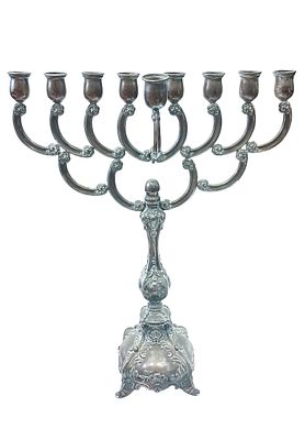 חנוכיה מכסף בעבודת יד. חנוכיה עתיקה ומרשימה בעבודת יד מכסף, בעיצוב וינטאג' קלאסי עם תבליטים 