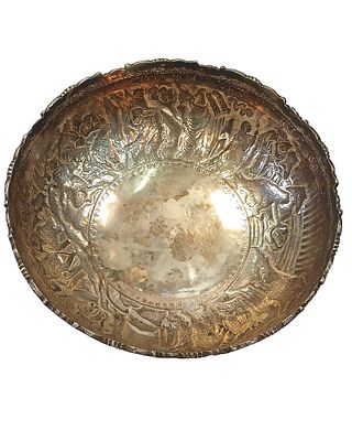 קערת כסף מעוטרת. קערת כסף עתיקה ומרשימה זו מהווה יצירת אמנות בעבודת יד, המשקפת את העולם התרבותי 