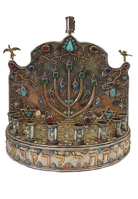 חנוכיית טורקמאני עתיקה ומרהיבה, בעבודת יד מרשימה ובסגנון יהדות מסורתי. הפריט מיוצר מכסף איכותי 