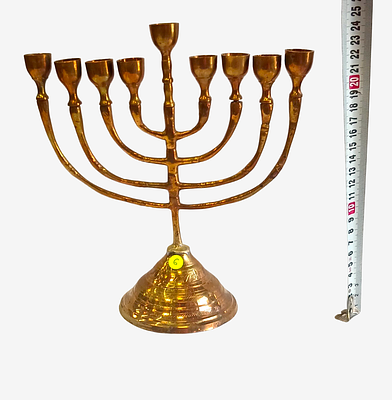חנוכיית פליז, . חנוכיית פליז מוצגת על רקע ניטרלי טקס, אווירת חג ומורשת תרבותית יהודית.