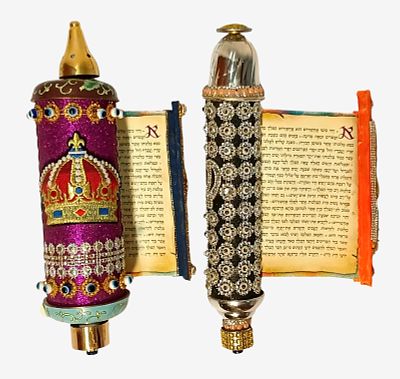 שני בתי מגילה עם מגילות דפוס בתוכם של האומן יצחק יצחקי