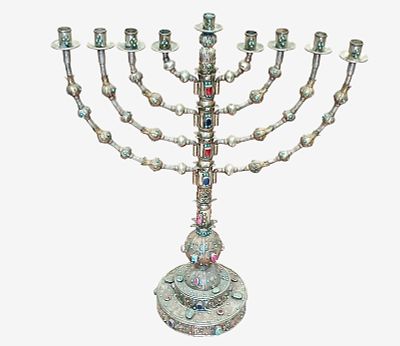 חנוכייה טורקמנית עתיקה גדולה מאוד עם נגיעות אבני חן על בסיס רחב פריט נדיר לאספנות אחת היחידים 