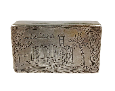 קופסת טבק כסף 800 חתום בחלק העליון חריטות של מגדל דוד וחרוט מ.ס בצד הקדמי