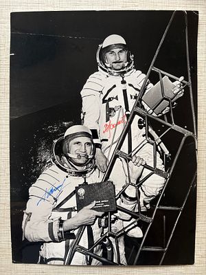 Союз-21 Автографы космонавтов на фото
Командир — Борис Валентинович Волынов (2-й космический 