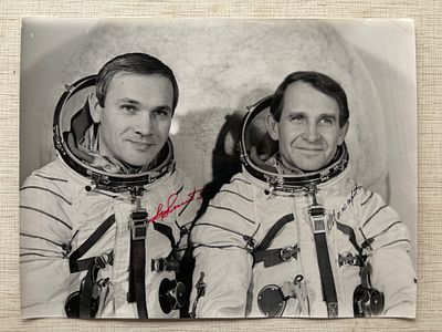 Союз-27 Автографы космонавтов на фото
Командир корабля — Джанибеков, Владимир Александрович 
